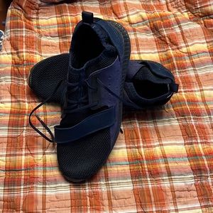 Mens stretchy Under Armour sneaker.